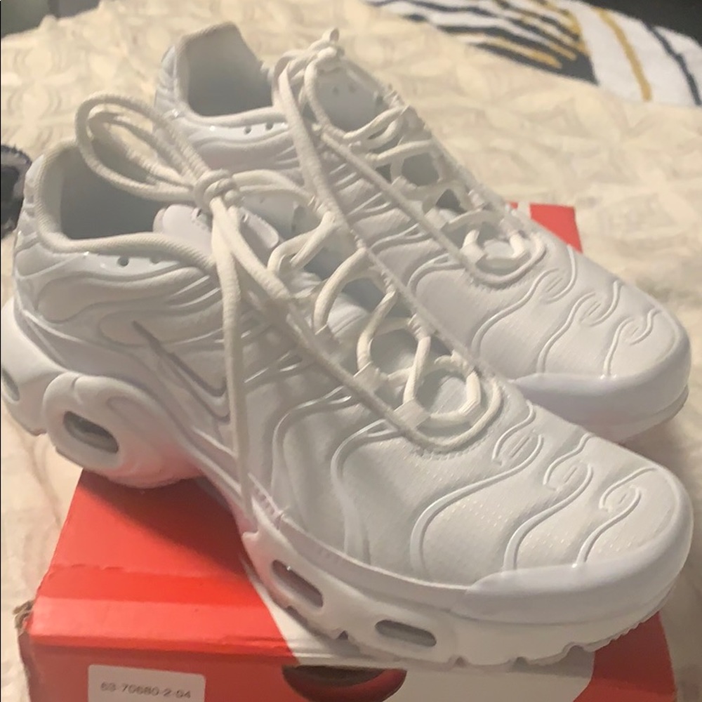 NIKE AIR MAX PLUS GRADE SCHOOL 6.5Y white